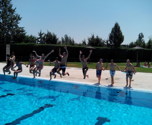  孩子们跳进泳池 